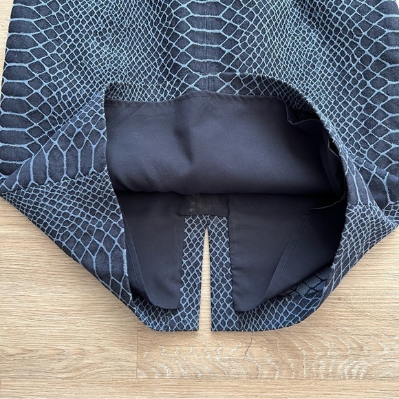 Tommy Hilfiger Sleeveless Sheath Dress Snakeskin Print V-Neck Lined Zip Size 6 - Picture 4 of 11